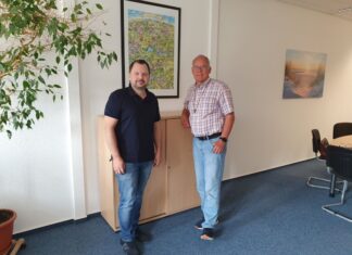 Landtagsabgeordneter Martin Sträßer (rechts) im Gespräch mit Florian Peters, Amtsleiter des Ausländeramtes im Kreis Mettmann. Foto: PR Martin Sträßer