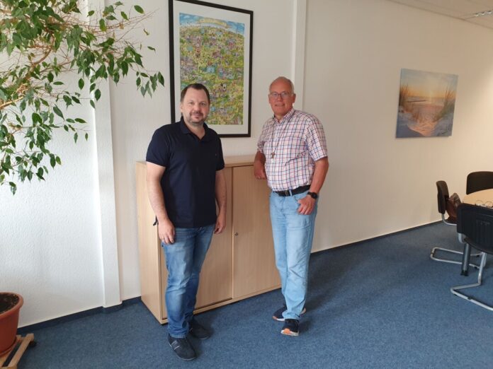 Landtagsabgeordneter Martin Sträßer (rechts) im Gespräch mit Florian Peters, Amtsleiter des Ausländeramtes im Kreis Mettmann. Foto: PR Martin Sträßer