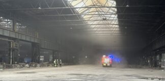 Die mit Rauch gefüllt Halle bei Eintreffen der ersten Fahrzeuge. Foto: FW Mülheim an der Ruhr
