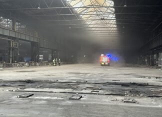Die mit Rauch gefüllt Halle bei Eintreffen der ersten Fahrzeuge. Foto: FW Mülheim an der Ruhr