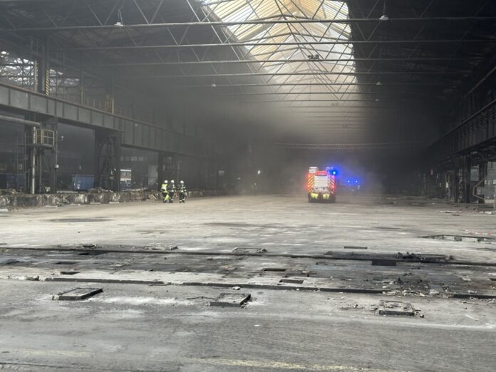 Die mit Rauch gefüllt Halle bei Eintreffen der ersten Fahrzeuge. Foto: FW Mülheim an der Ruhr