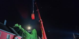 Der Kran wird in Stellung gebracht. Foto: FW Dortmund
