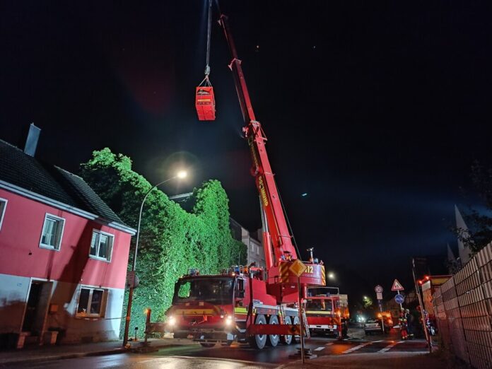 Der Kran wird in Stellung gebracht. Foto: FW Dortmund