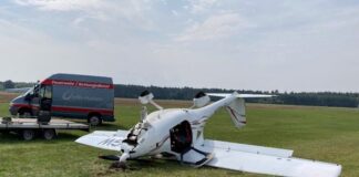 Das Flugzeug nach der Bruchlandung. Foto: Polizei