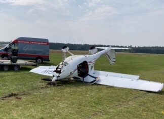 Das Flugzeug nach der Bruchlandung. Foto: Polizei