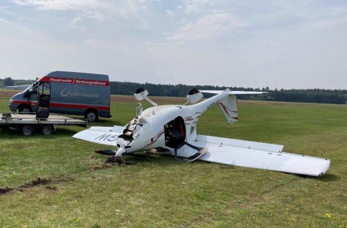 Das Flugzeug nach der Bruchlandung. Foto: Polizei