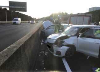 Zwei Autos krachten auf der A40 bei Bochum zusammen. Foto: FW Bochum