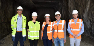 Besuch im Steinbruch: Gruppenfoto mit Gabor Lang, Alexia Spieler, Kerstin Griese, Manfred Hoffmann (SPD-Ratsfraktionsvorsitzender, Niels Sperling (SPD-Ortsvereinsvorsitzender). Foto: Büro Griese