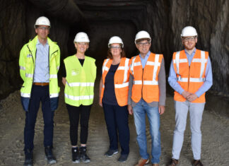 Besuch im Steinbruch: Gruppenfoto mit Gabor Lang, Alexia Spieler, Kerstin Griese, Manfred Hoffmann (SPD-Ratsfraktionsvorsitzender, Niels Sperling (SPD-Ortsvereinsvorsitzender). Foto: Büro Griese