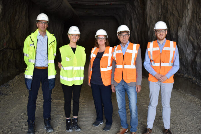 Besuch im Steinbruch: Gruppenfoto mit Gabor Lang, Alexia Spieler, Kerstin Griese, Manfred Hoffmann (SPD-Ratsfraktionsvorsitzender, Niels Sperling (SPD-Ortsvereinsvorsitzender). Foto: Büro Griese