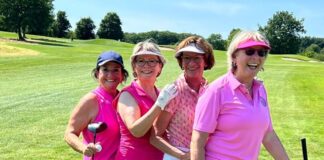 Mona Leven-Lanza-Lopez, Gudrun Pilgram, Susanne Korosec und Petra König setzen ein Zeichen in Pink. Foto: Rita Schlesier