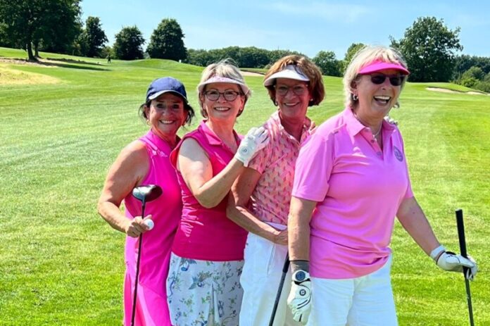 Mona Leven-Lanza-Lopez, Gudrun Pilgram, Susanne Korosec und Petra König setzen ein Zeichen in Pink. Foto: Rita Schlesier