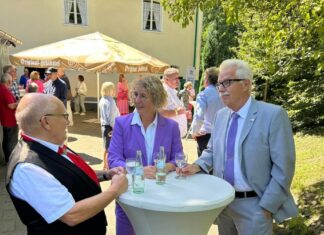 Bürgermeisterin Sandra Pietschmann im Gespräch mit Landrat Thomas Hendele und Friedel Liesenkloß, dem Baas der Bürger- und Heimatvereinigung "Aule Mettmann. Foto: Kreisstadt Mettmann