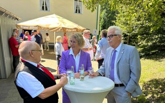 Bürgermeisterin Sandra Pietschmann im Gespräch mit Landrat Thomas Hendele und Friedel Liesenkloß, dem Baas der Bürger- und Heimatvereinigung "Aule Mettmann. Foto: Kreisstadt Mettmann