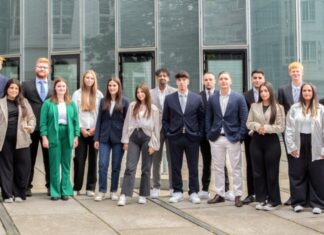 Der Ausbildungsjahrgang 2024 der Kreissparkasse Düsseldorf (v.l.n.r.): Leon Lindeman, Martin Vu, Julian Seibel, Melisa Aydogan, Alex Schönheider, Josina Schroll, Grace Claus, Buse Erdogan, Savannah Villa, Tisaaban Jegatheeswaran, Giovanni Galluzzo, Joshua Schorn, Pascal Kukowka, Amin Dari, Gökce Güler, Max Beumker, Laura Ullrich, Lotta Vieten, Johanna Damm, Emilia Hoffmans. Foto: Kreissparkasse