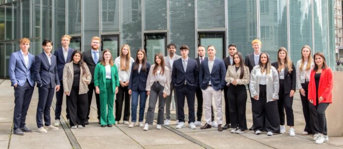 Der Ausbildungsjahrgang 2024 der Kreissparkasse Düsseldorf (v.l.n.r.): Leon Lindeman, Martin Vu, Julian Seibel, Melisa Aydogan, Alex Schönheider, Josina Schroll, Grace Claus, Buse Erdogan, Savannah Villa, Tisaaban Jegatheeswaran, Giovanni Galluzzo, Joshua Schorn, Pascal Kukowka, Amin Dari, Gökce Güler, Max Beumker, Laura Ullrich, Lotta Vieten, Johanna Damm, Emilia Hoffmans. Foto: Kreissparkasse