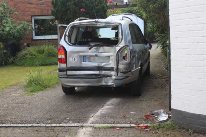 Bei dem Unfall wurde das Auto der 86-Jährigen so stark beschädigt, dass es nicht mehr fahrbereit war. Foto: Polizei