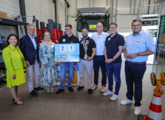 Das „Team Wirtschaft“ bestehend aus Maria Kofidou, Dirk Lindner und Désirée Bleckmann, die Auszubildenden Mateo Pejic und Erkan Kücükoglu neben dem „Team Politik“ mit Jochen Ott, Moritz Körner und Peter Blumenrath. Foto: Hans-Juergen Bauer/IHK Duesseldorf