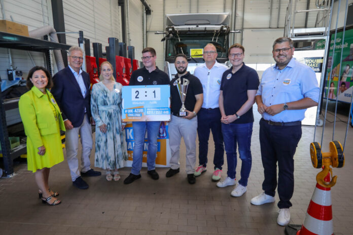 Das „Team Wirtschaft“ bestehend aus Maria Kofidou, Dirk Lindner und Désirée Bleckmann, die Auszubildenden Mateo Pejic und Erkan Kücükoglu neben dem „Team Politik“ mit Jochen Ott, Moritz Körner und Peter Blumenrath. Foto: Hans-Juergen Bauer/IHK Duesseldorf