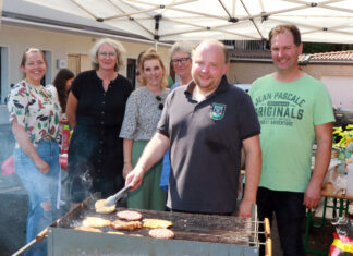 Stefan Räker hat die Grillzange geschwungen - zur Freude aller anderen Gäste. Foto: Caritas