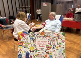 Ein praktisches Dankeschön an alle Spender: das bunte Frühstücksbrett des DRK. Foto: Stadtsparkasse Düsseldorf