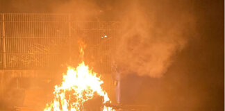 Als die Polizei an der Brandörtlichkeit am Clarenbergweg eintraf, stellte sie eine Plastikmülltonne fest, die gänzlich in Flammen stand. Foto: Polizei