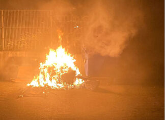 Als die Polizei an der Brandörtlichkeit am Clarenbergweg eintraf, stellte sie eine Plastikmülltonne fest, die gänzlich in Flammen stand. Foto: Polizei