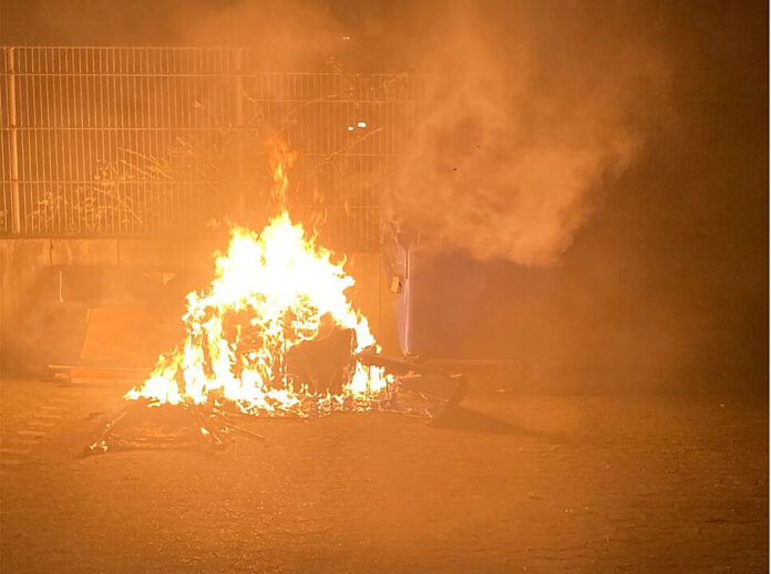 Als die Polizei an der Brandörtlichkeit am Clarenbergweg eintraf, stellte sie eine Plastikmülltonne fest, die gänzlich in Flammen stand. Foto: Polizei