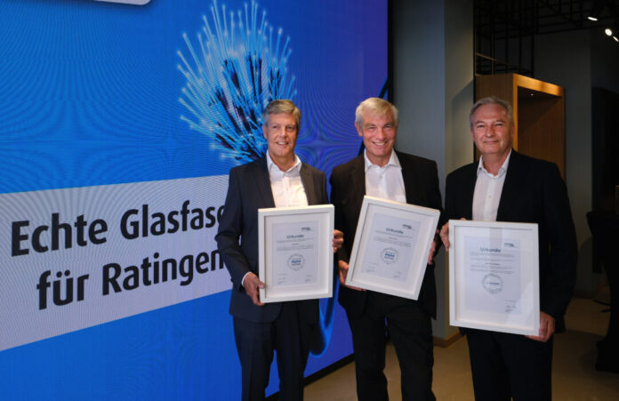 Gerold Fahr und Bürgermeister Klaus Pesch erhielten die BREKO-Auszeichnung für Ihre Digitalpolitik. Auch die Leistung der KomMITT – vertreten durch Geschäftsführer Stefan Hermes – wurde gewürdigt. Foto: Stadtwerke Ratingen/Achim Blazy