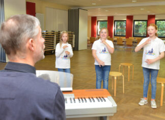 Chorleiter Matthias Röttger mit Kinder während einer Chorübung. Foto: Sebastian Sehr