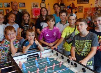 Viele haben mitgemacht: Auf dem großen Gruppenbild am Kicker ist auch Gewinner Jayden Immig (2.v.r.) zu sehen. Foto: Baaske