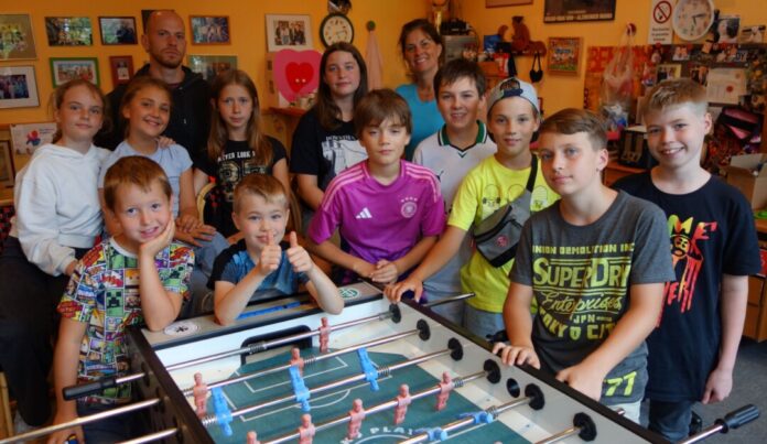 Viele haben mitgemacht: Auf dem großen Gruppenbild am Kicker ist auch Gewinner Jayden Immig (2.v.r.) zu sehen. Foto: Baaske