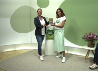 Die Mettmanner Tierärztin Katrin Wontorra bei der Preisverleihung - hier mit der „tierisch engagiert“-Botschafterin Jana Ina Zarrella. Foto: Fressnapf