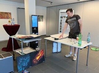 Der Künstler Marcel Frömming stellt seine Werke im Rathaus aus. Foto: Stadt Wülfrath