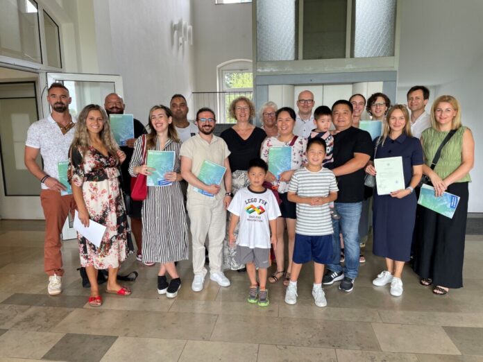 Nach der Einbürgerungsfeier wünschten sich die neuen Staatsbürgerinnen und -bürger noch ein Foto mit Bürgermeisterin Sandra Pietschmann, den Ratsherren Fabian Kippenberg und Axel Ellsiepen sowie Dagmar Pape, Vorsitzende des Integrationsrates. Foto: Kreisstadt Mettmann