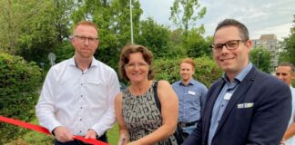 Die stellvertretende Bürgermeisterin Esther Kanschat und Klinikgeschäftsführer Adrian Borner (r.) schneiden das Band gemeinsam mit Pflegedirektor Jens Banasiak durch. Foto: Helios