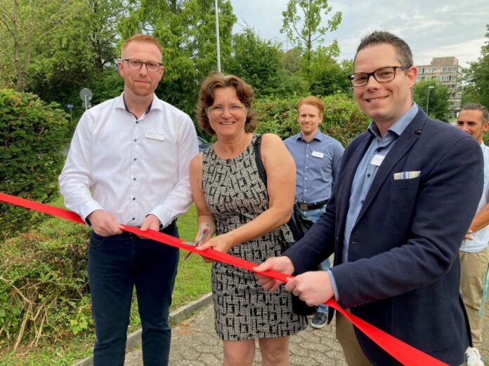 Die stellvertretende Bürgermeisterin Esther Kanschat und Klinikgeschäftsführer Adrian Borner (r.) schneiden das Band gemeinsam mit Pflegedirektor Jens Banasiak durch. Foto: Helios