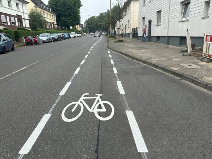 Auf der Düsseldorfer Straße wurde mit dem Schutzstreifen eine weitere Maßnahme aus dem Radfahrkonzept umgesetzt. Foto: Kreisstadt Mettmann