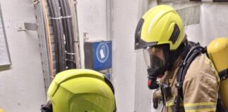 Zwei der Einsatzkräfte bei der Übung im Angerbad. Foto: Stadtwerke Ratingen