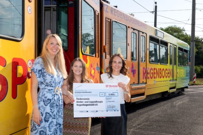 nnette Grabbe sowie Anja Eschweiler und Natalia Köhler vom Förderverein Kinder- und Jugendhospiz Regenbogenland. Foto: Rheinbahn