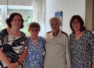 Die stellvertretende Landrätin Annette Mick-Teubler (r.) und Silvia Böhm in Vertretung von Bürgermeisterin Sandra Pietschmann gratulierten Hildegard und Heinrich Friedel im Namen von Kreis und Stadt Mettmann zur Gnadenhochzeit. Foto: privat