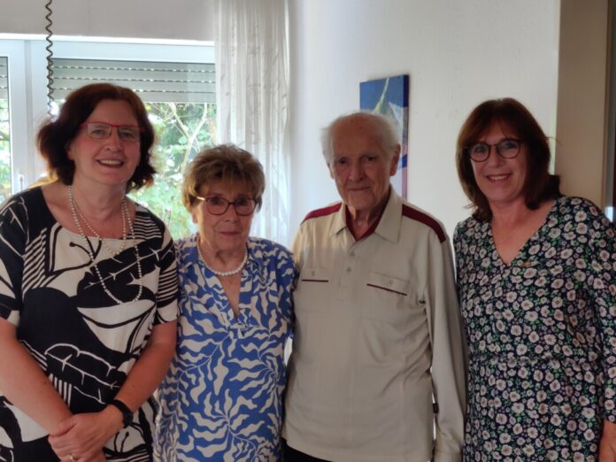 Die stellvertretende Landrätin Annette Mick-Teubler (r.) und Silvia Böhm in Vertretung von Bürgermeisterin Sandra Pietschmann gratulierten Hildegard und Heinrich Friedel im Namen von Kreis und Stadt Mettmann zur Gnadenhochzeit. Foto: privat