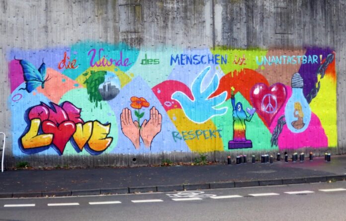 Das Graffito an der Talstraße stellt demokratische Werte in den Mittelpunkt. Foto: Caritas