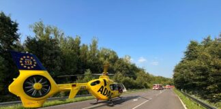 Der Helikopter landete auf der Landstraße. Foto: Feuerwehr Bergheim