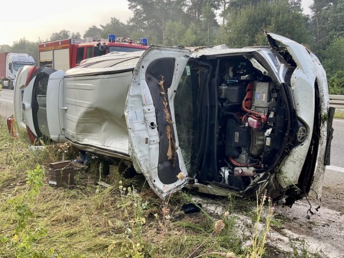 Auf der Autobahn in Richtung Krefeld kam es zu dem Crash. Foto: FW Alpen