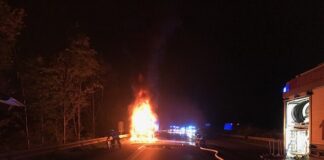 Der Lastwagen stand lichterloh in Flammen. Foto: FW Bottrop