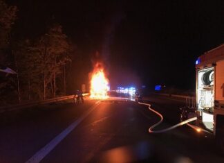 Der Lastwagen stand lichterloh in Flammen. Foto: FW Bottrop
