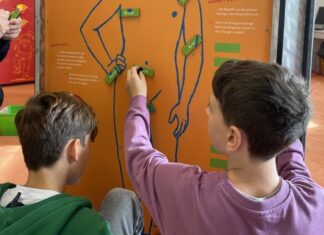 Kinder an einer der Stationen in Aktion. Foto: Deutsche Kinderschutzstiftung Hänsel + Gretel