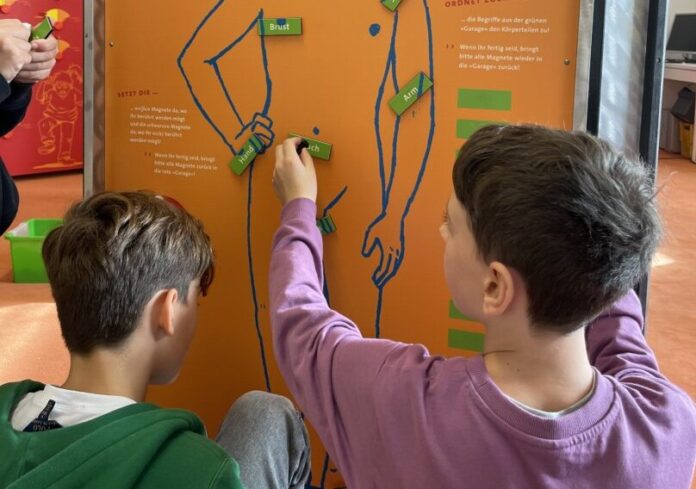 Kinder an einer der Stationen in Aktion. Foto: Deutsche Kinderschutzstiftung Hänsel + Gretel