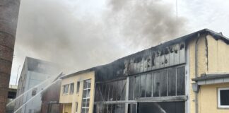 Die Feuerwehr bei den laufenden Löscharbeiten. Foto: FW Ratingen